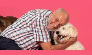 Huisbezoek ledenadviseur contacthond - oudere man met hond